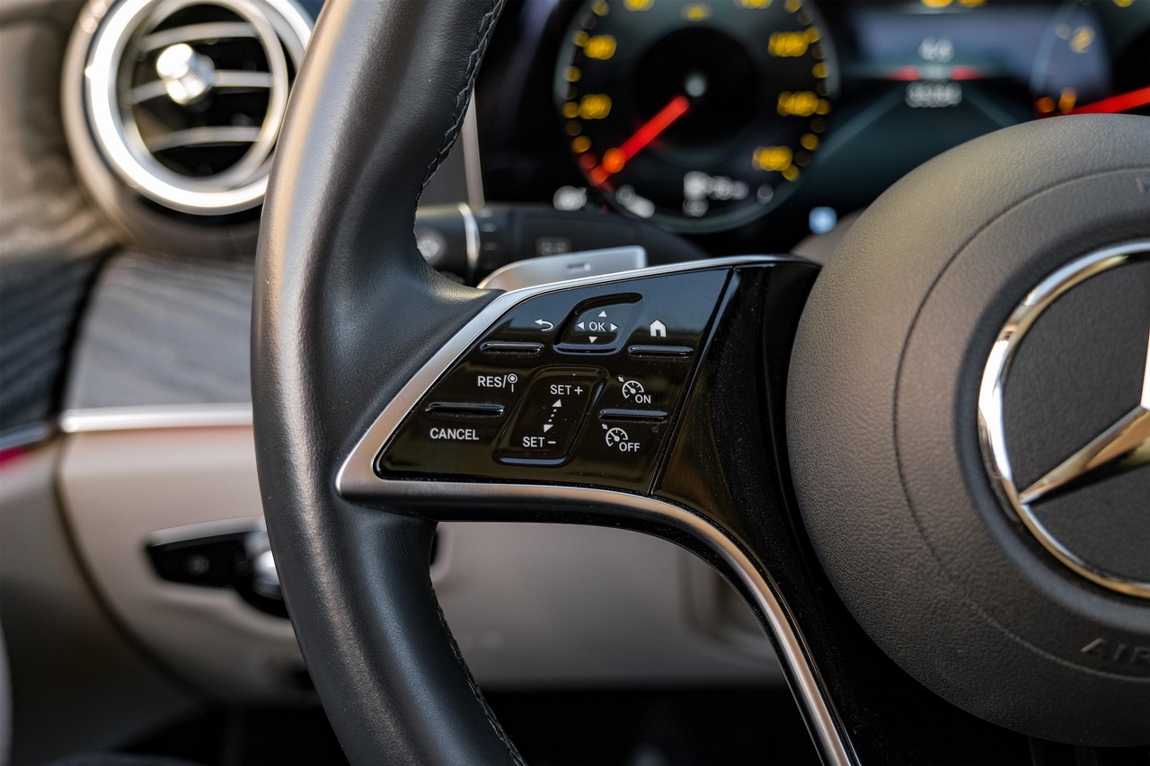 Mercedes-Benz E-Class Vehicle Main Gallery Image 17