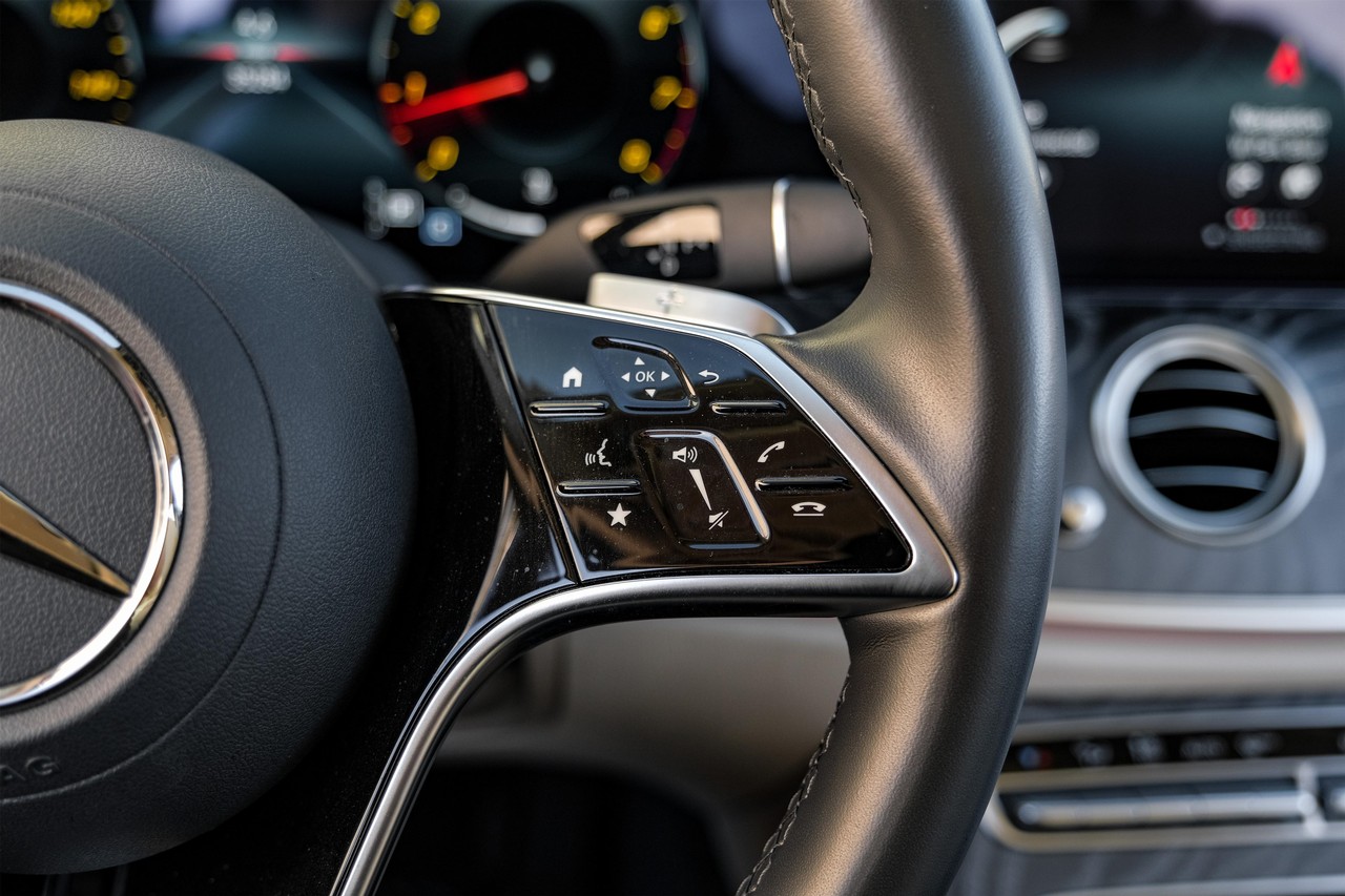 Mercedes-Benz E-Class Vehicle Main Gallery Image 18