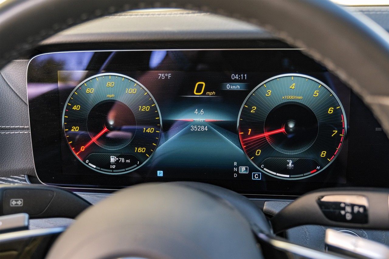 Mercedes-Benz E-Class Vehicle Main Gallery Image 19