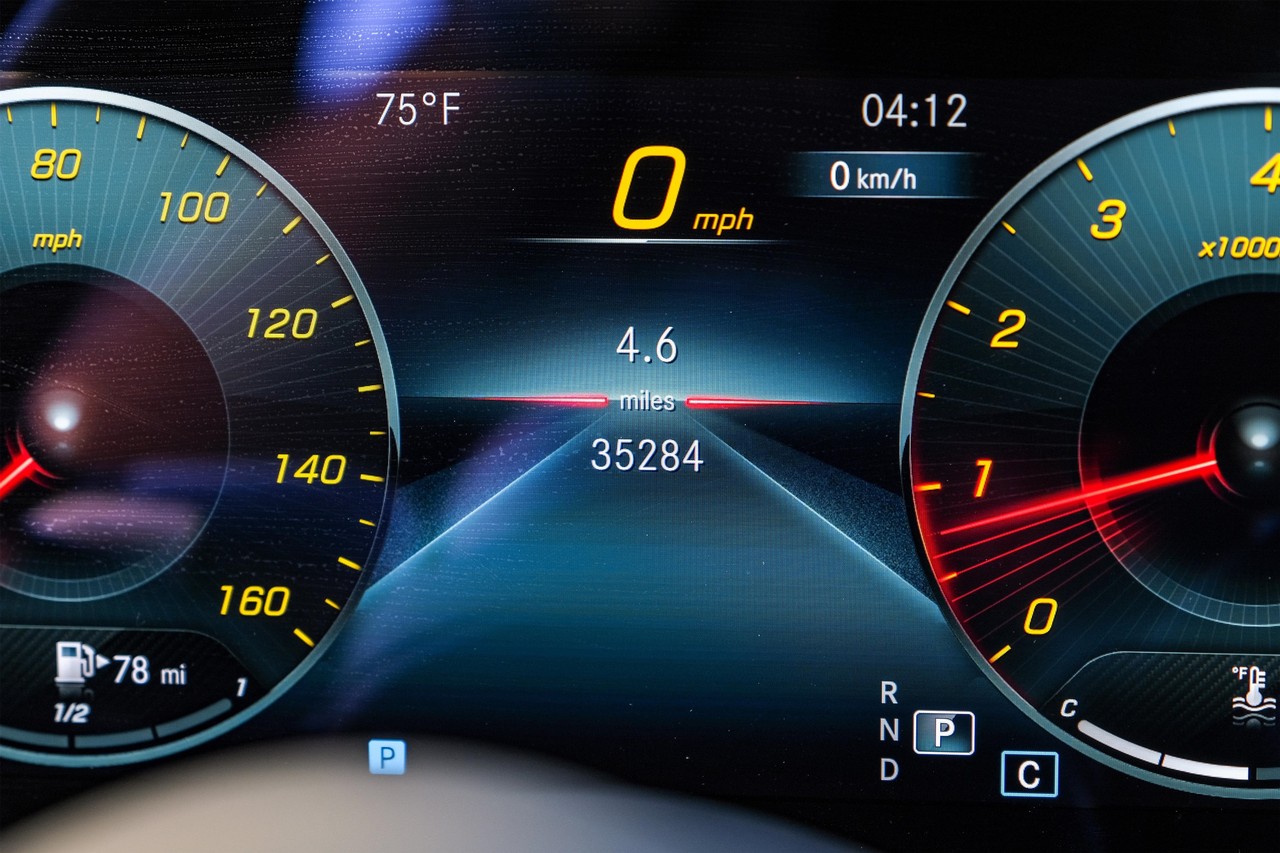 Mercedes-Benz E-Class Vehicle Main Gallery Image 20