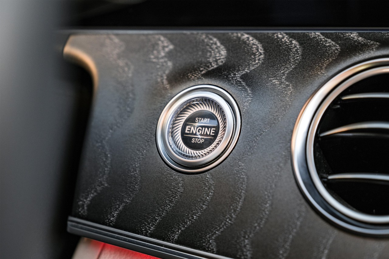 Mercedes-Benz E-Class Vehicle Main Gallery Image 21