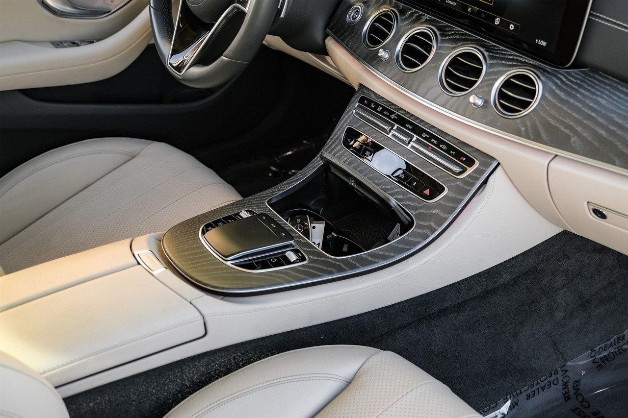Mercedes-Benz E-Class Vehicle Main Gallery Image 22