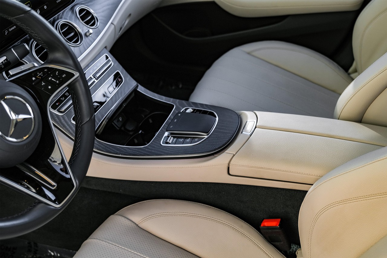 Mercedes-Benz E-Class Vehicle Main Gallery Image 23