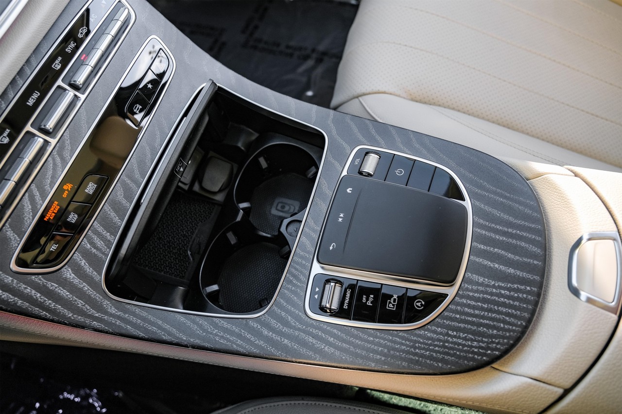 Mercedes-Benz E-Class Vehicle Main Gallery Image 24