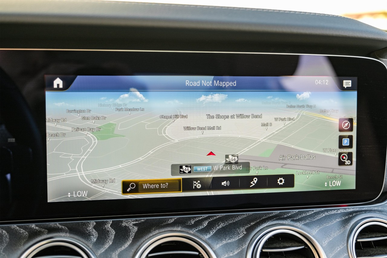 Mercedes-Benz E-Class Vehicle Main Gallery Image 26