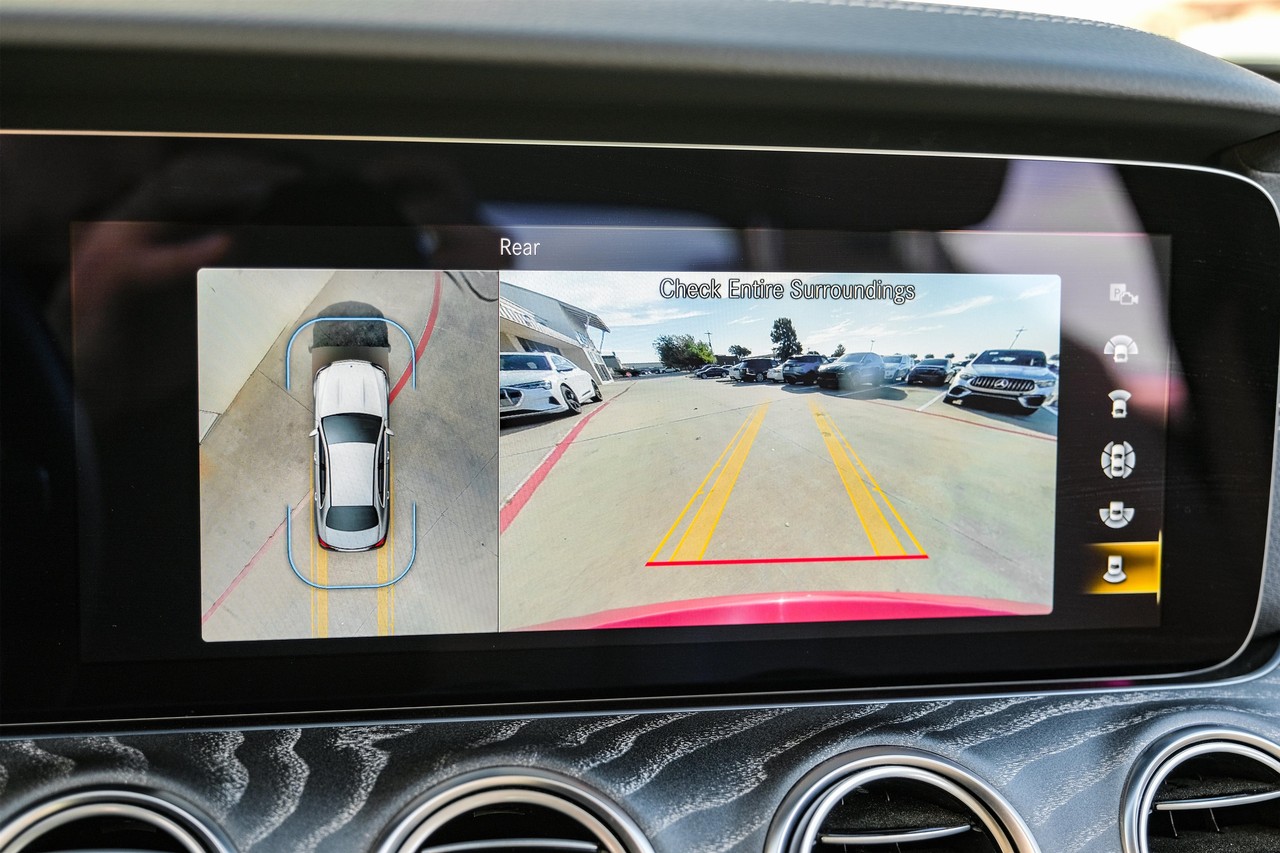 Mercedes-Benz E-Class Vehicle Main Gallery Image 27