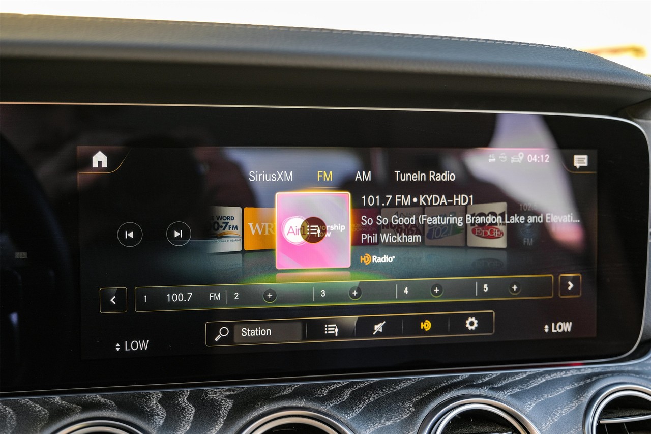 Mercedes-Benz E-Class Vehicle Main Gallery Image 30