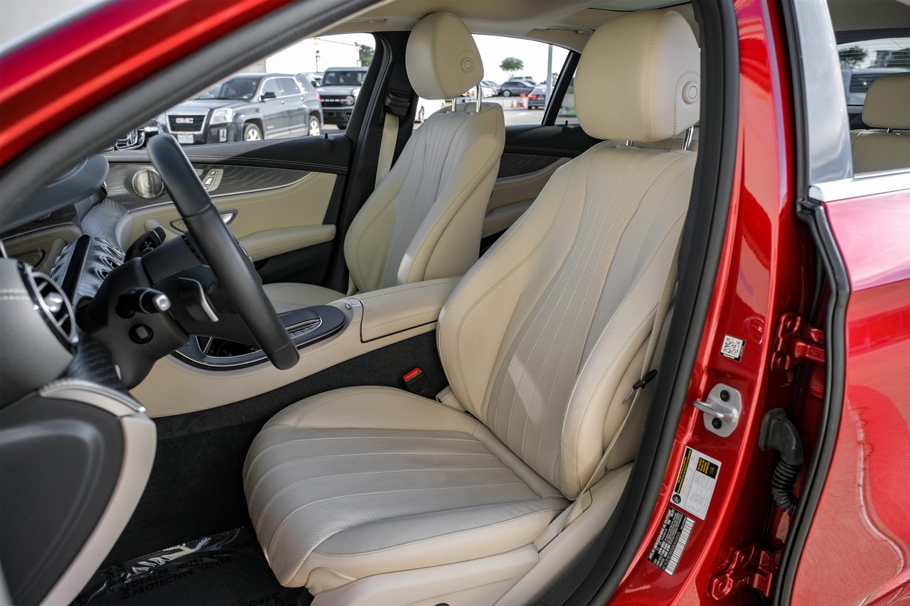 Mercedes-Benz E-Class Vehicle Main Gallery Image 31