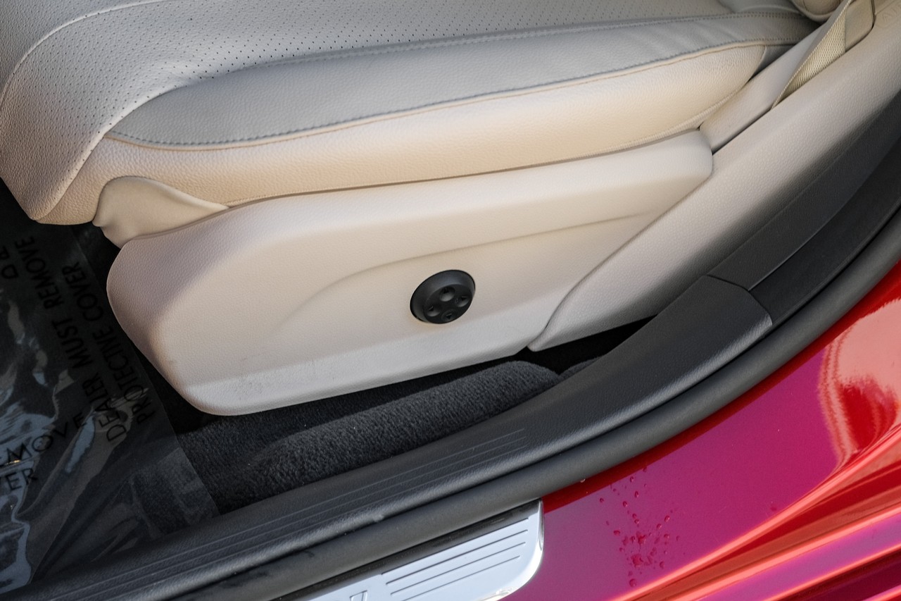 Mercedes-Benz E-Class Vehicle Main Gallery Image 32