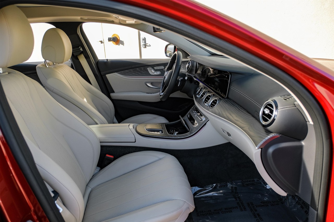 Mercedes-Benz E-Class Vehicle Main Gallery Image 33