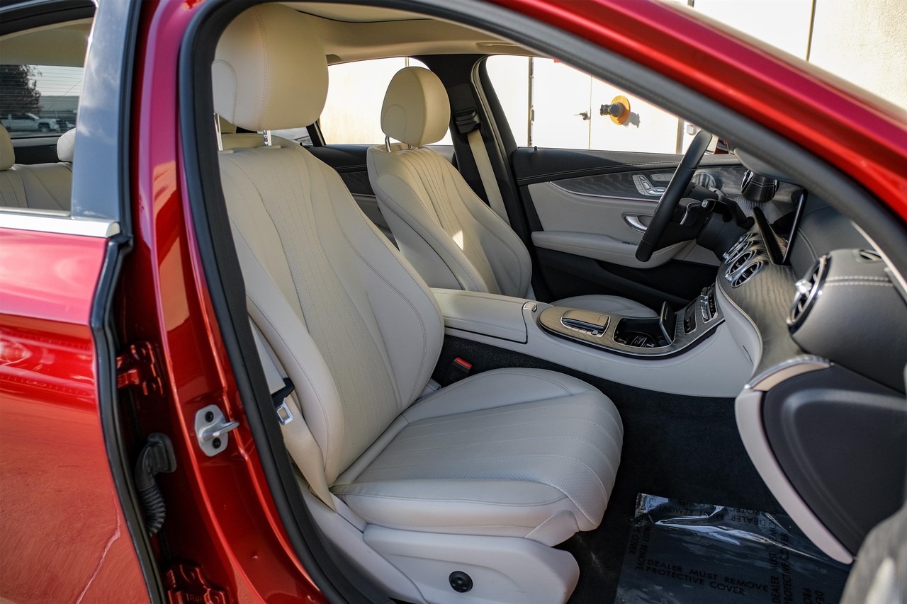 Mercedes-Benz E-Class Vehicle Main Gallery Image 34