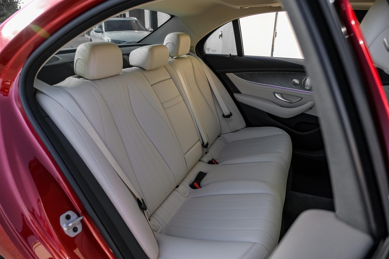 Mercedes-Benz E-Class Vehicle Main Gallery Image 35