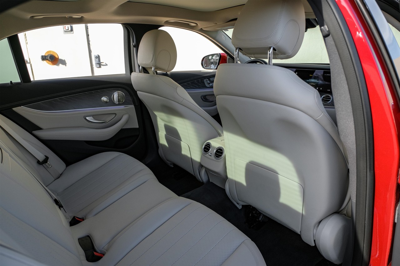 Mercedes-Benz E-Class Vehicle Main Gallery Image 36