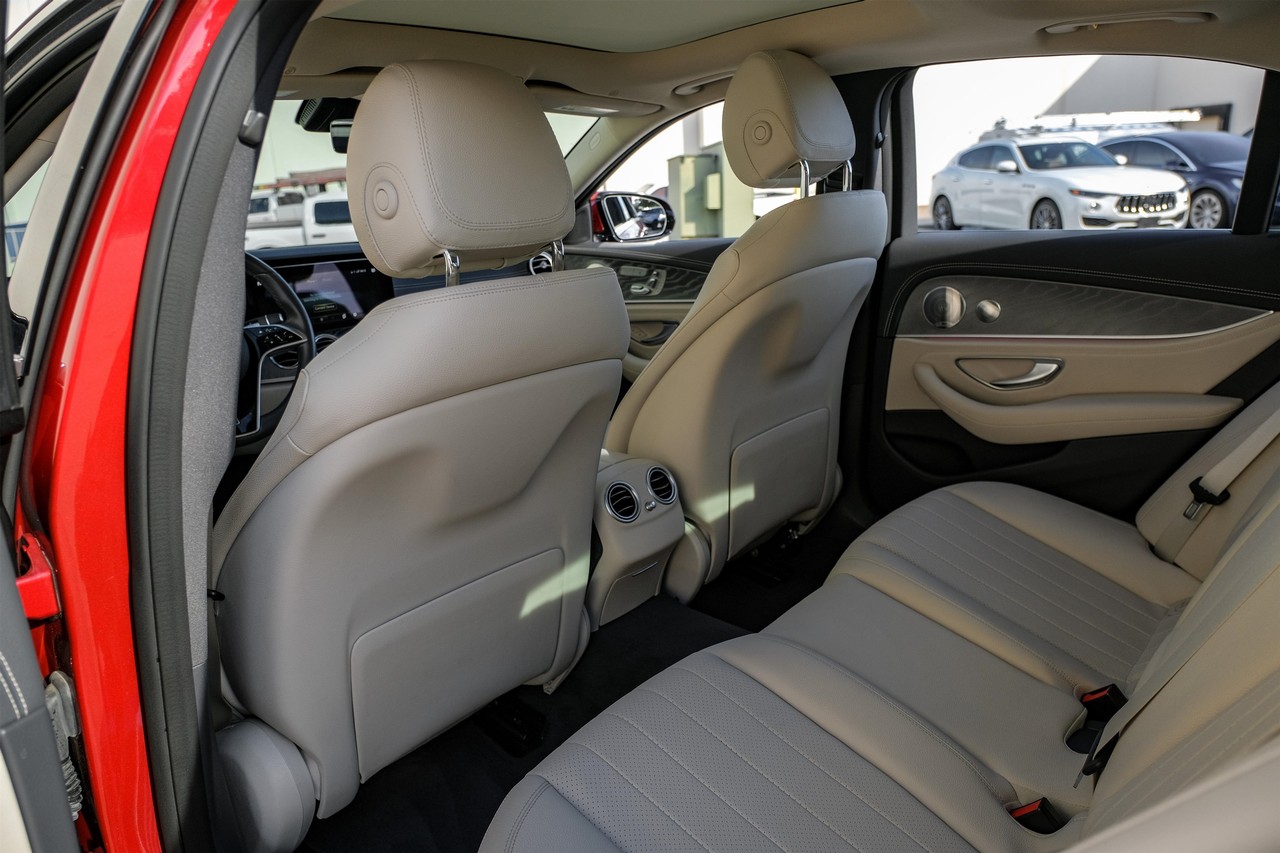 Mercedes-Benz E-Class Vehicle Main Gallery Image 37