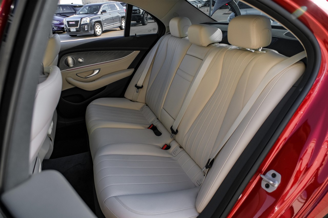 Mercedes-Benz E-Class Vehicle Main Gallery Image 38