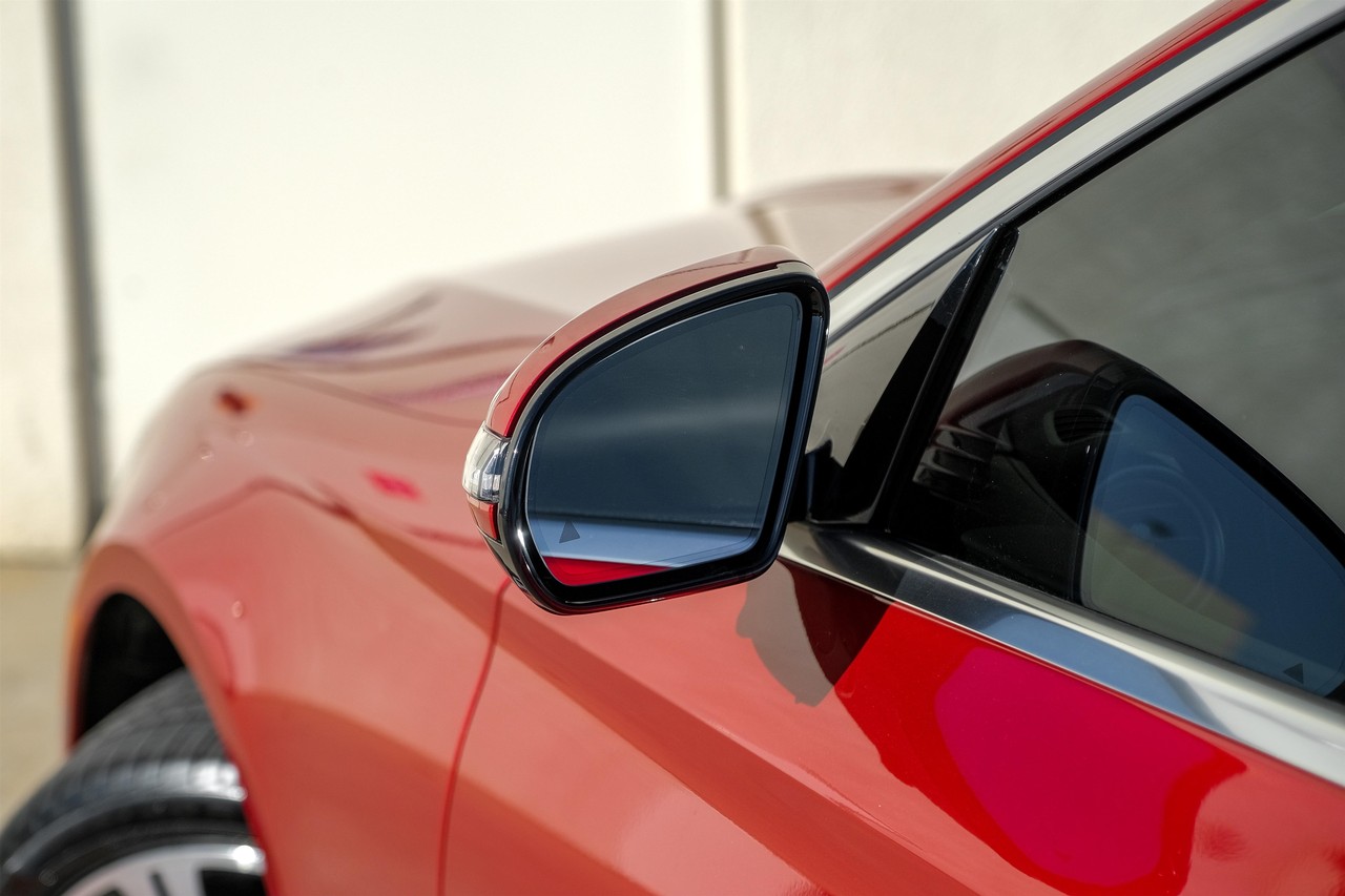 Mercedes-Benz E-Class Vehicle Main Gallery Image 40