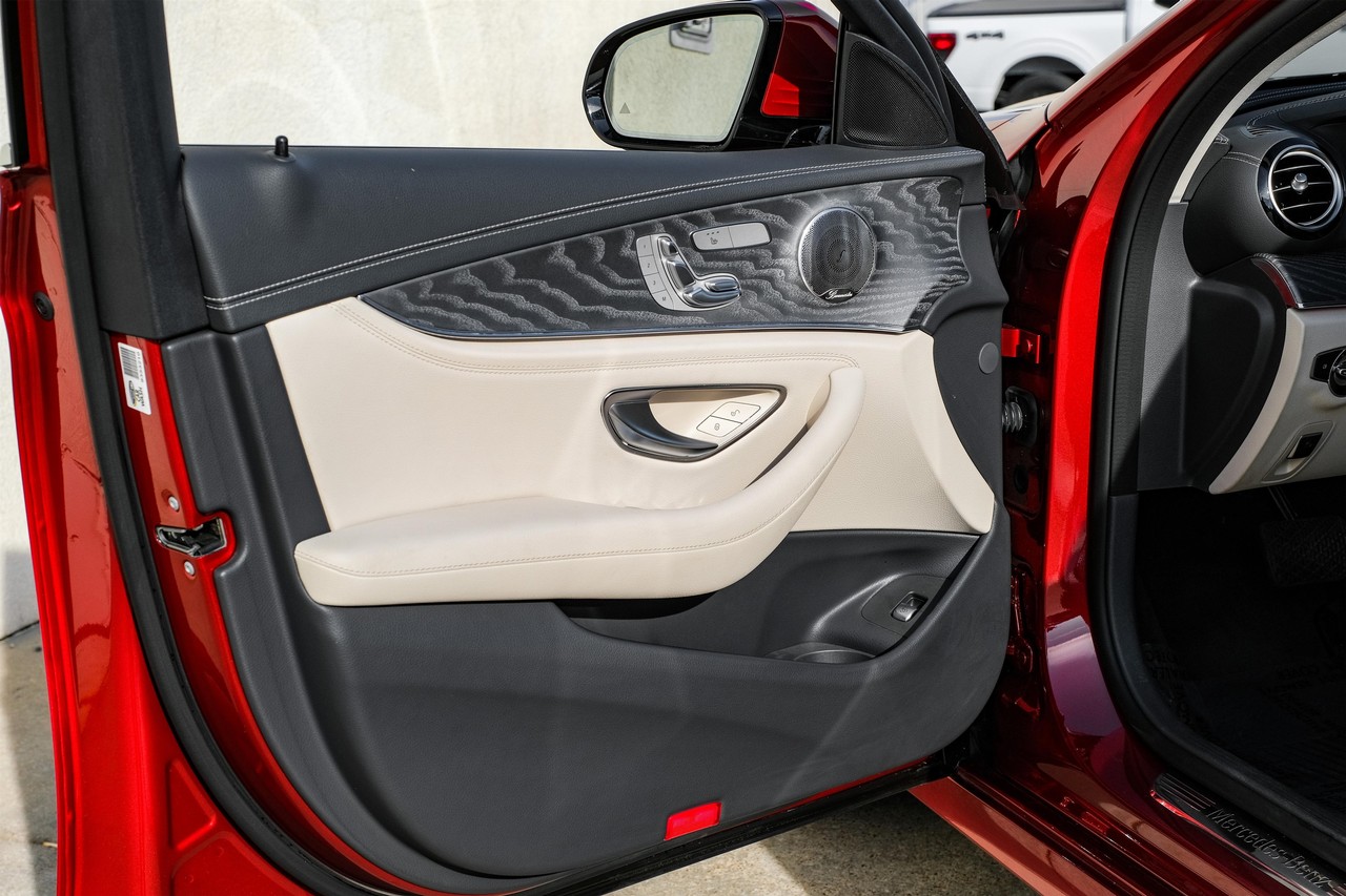 Mercedes-Benz E-Class Vehicle Main Gallery Image 41