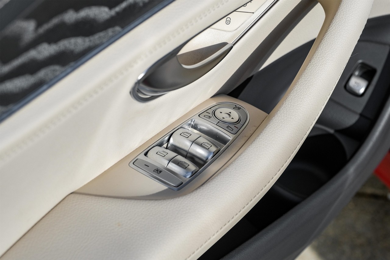 Mercedes-Benz E-Class Vehicle Main Gallery Image 42