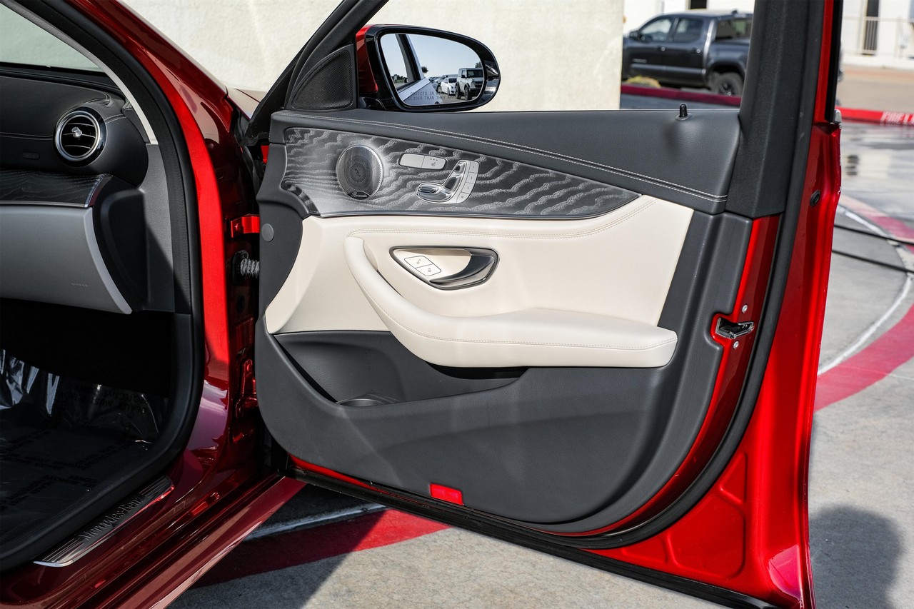 Mercedes-Benz E-Class Vehicle Main Gallery Image 45