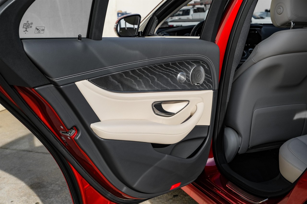 Mercedes-Benz E-Class Vehicle Main Gallery Image 46