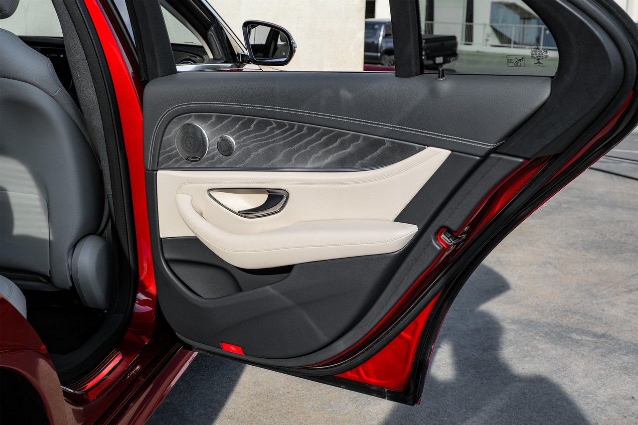 Mercedes-Benz E-Class Vehicle Main Gallery Image 47