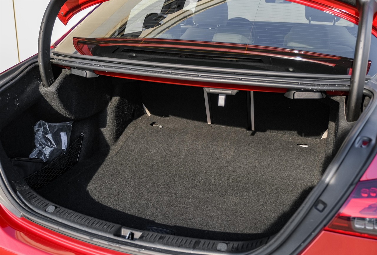 Mercedes-Benz E-Class Vehicle Main Gallery Image 50