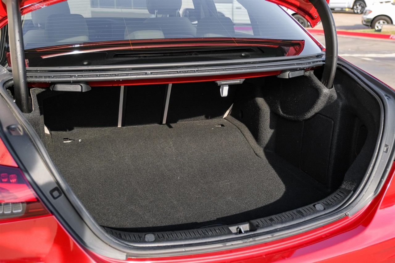 Mercedes-Benz E-Class Vehicle Main Gallery Image 51