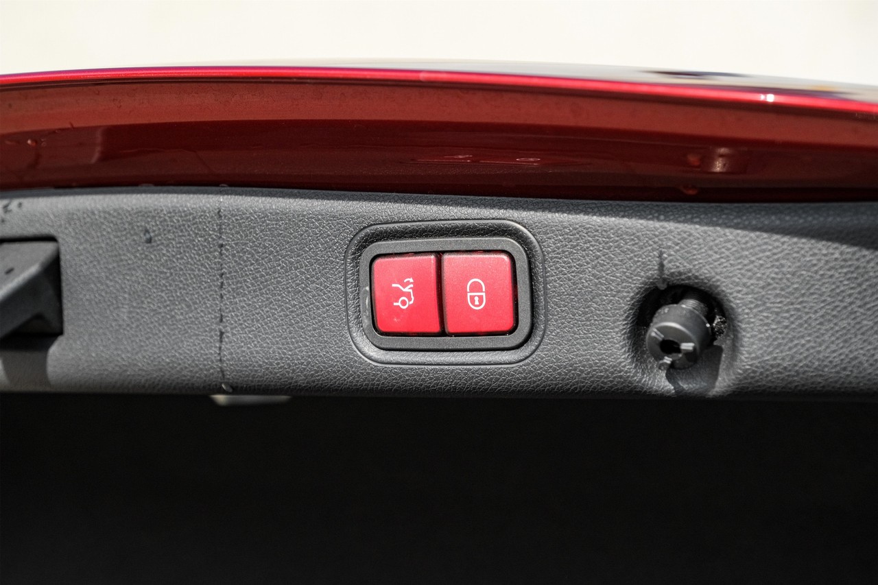 Mercedes-Benz E-Class Vehicle Main Gallery Image 52