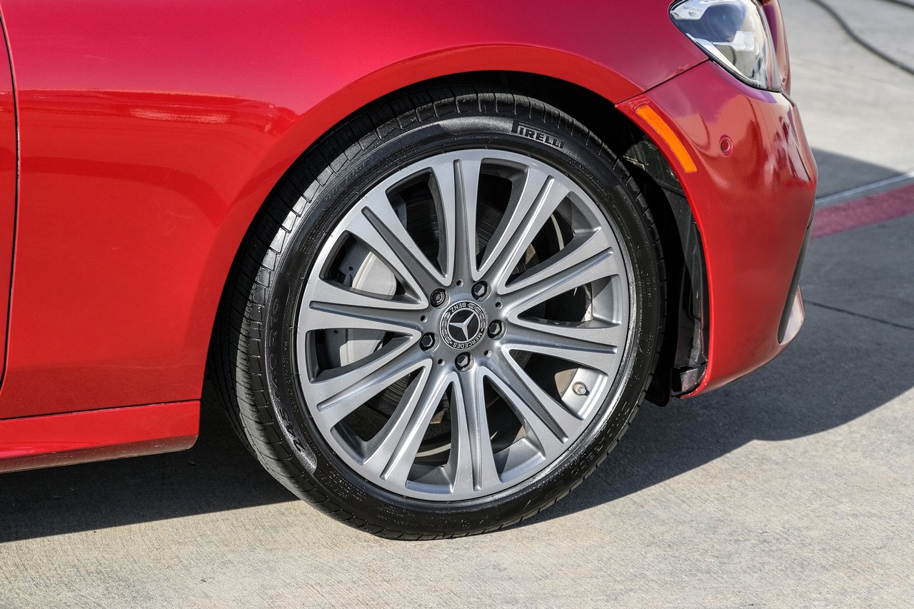 Mercedes-Benz E-Class Vehicle Main Gallery Image 54