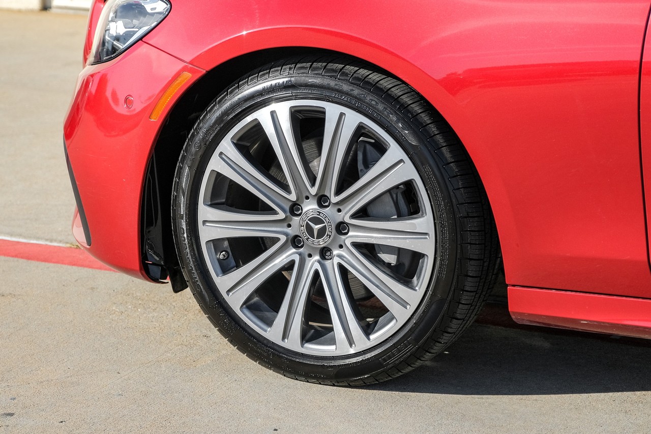 Mercedes-Benz E-Class Vehicle Main Gallery Image 55