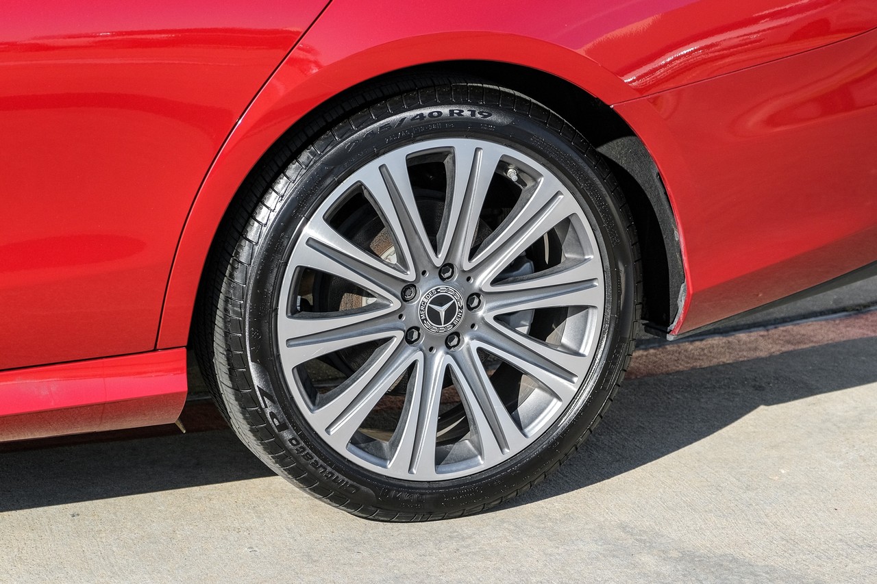 Mercedes-Benz E-Class Vehicle Main Gallery Image 56