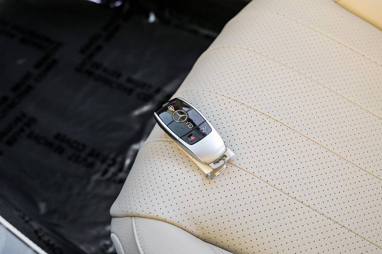 Mercedes-Benz E-Class Vehicle Main Gallery Image 57