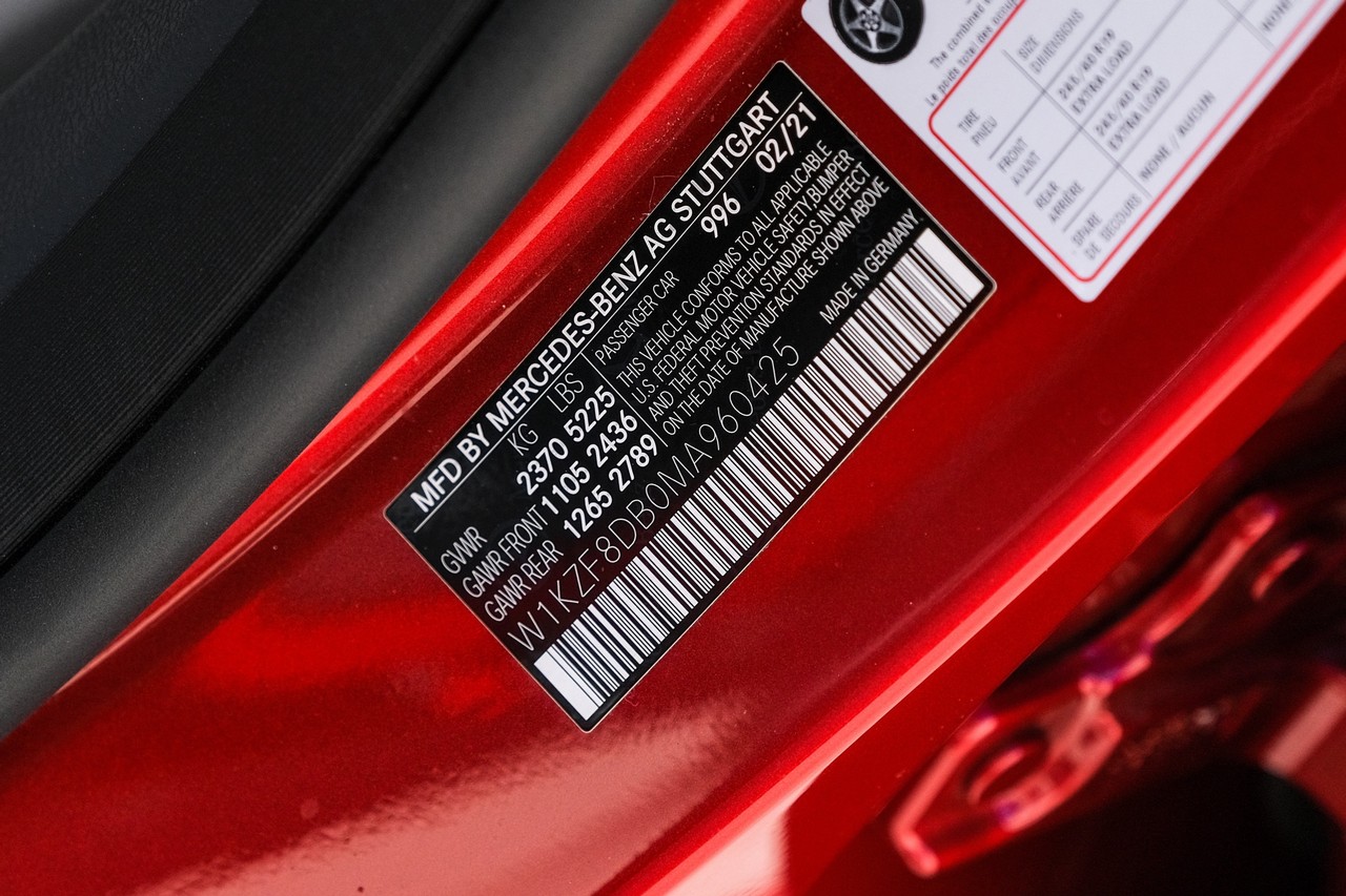 Mercedes-Benz E-Class Vehicle Main Gallery Image 58