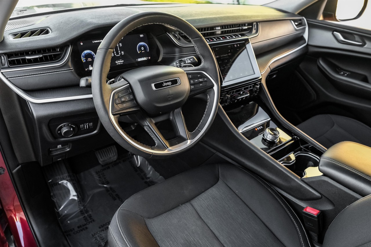 Jeep Grand Cherokee L Vehicle Main Gallery Image 03