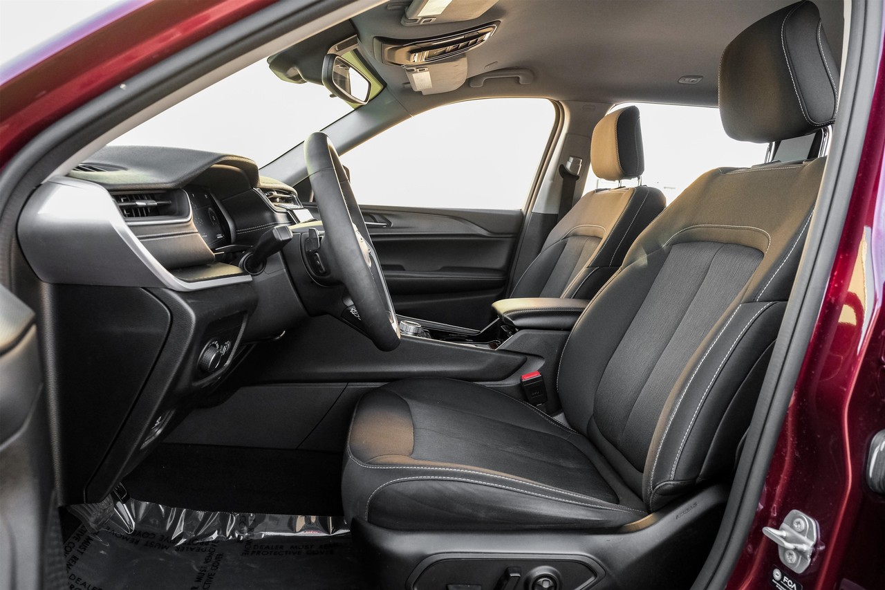 Jeep Grand Cherokee L Vehicle Main Gallery Image 04