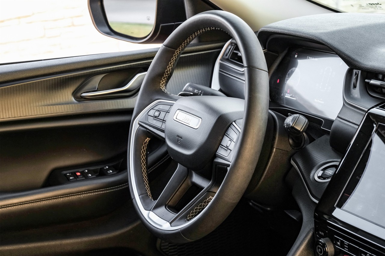 Jeep Grand Cherokee L Vehicle Main Gallery Image 13