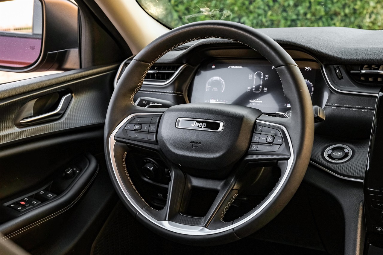 Jeep Grand Cherokee L Vehicle Main Gallery Image 16