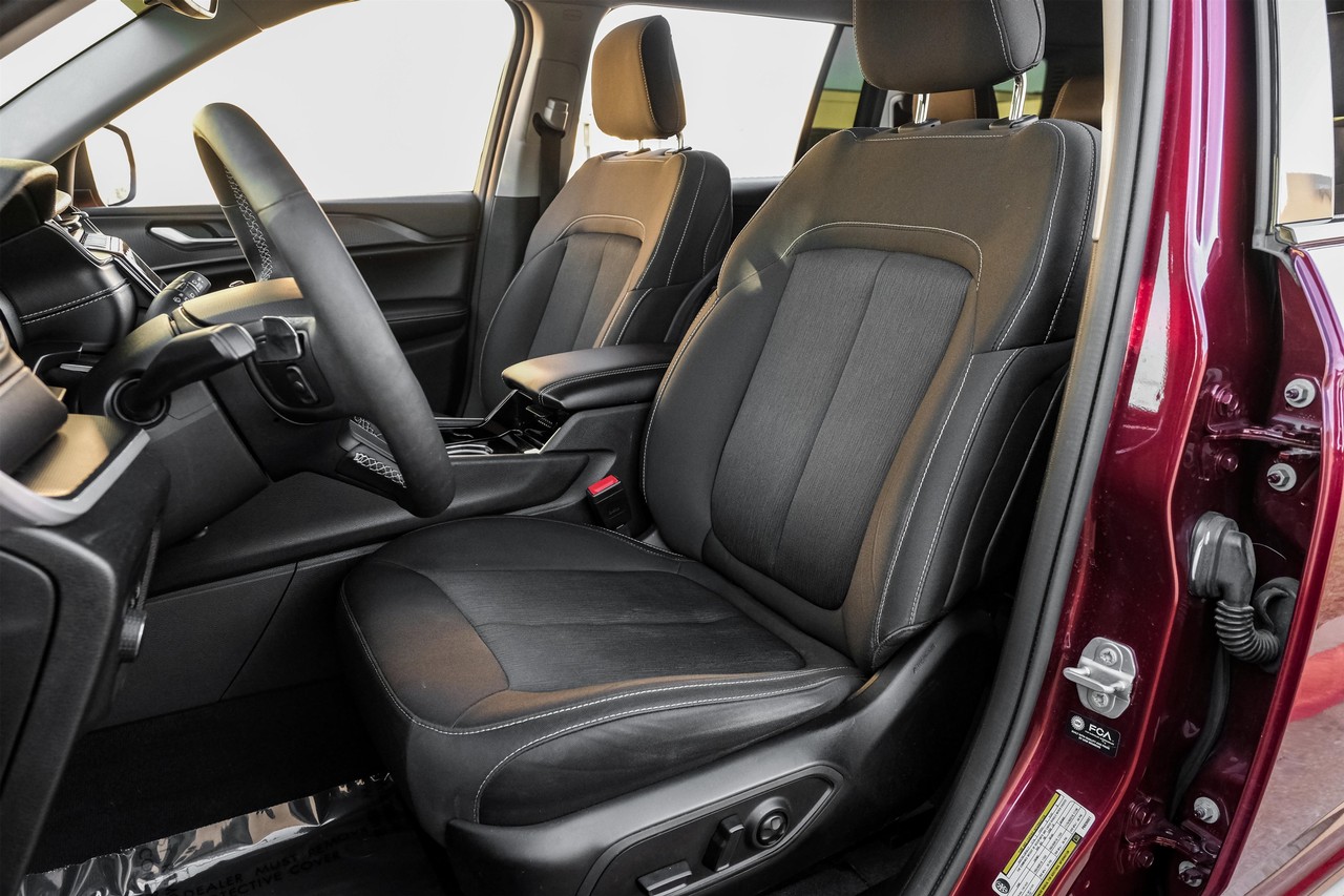 Jeep Grand Cherokee L Vehicle Main Gallery Image 36