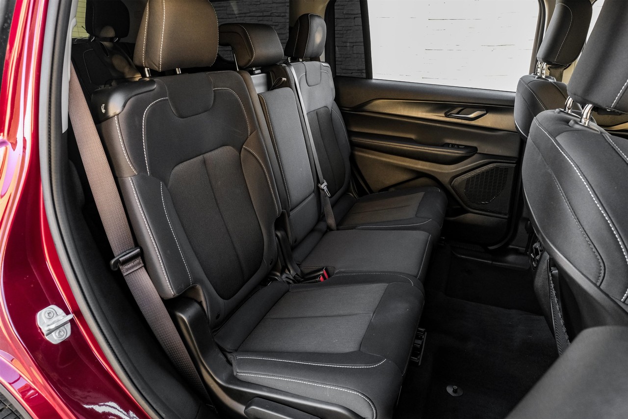 Jeep Grand Cherokee L Vehicle Main Gallery Image 40