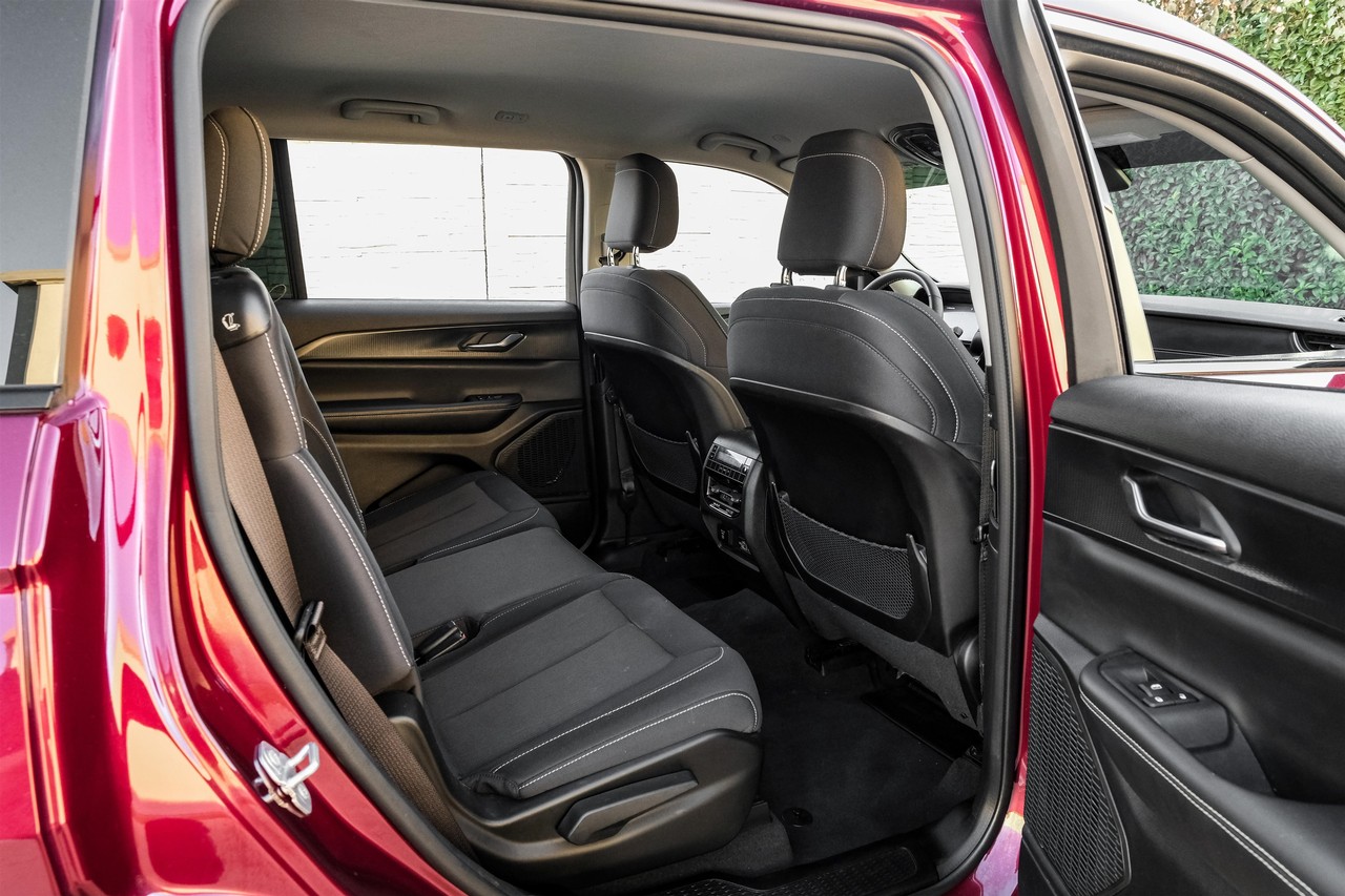 Jeep Grand Cherokee L Vehicle Main Gallery Image 41