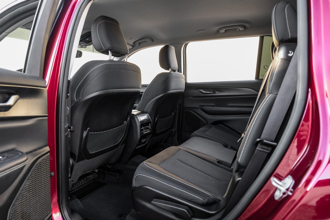 Jeep Grand Cherokee L Vehicle Main Gallery Image 43