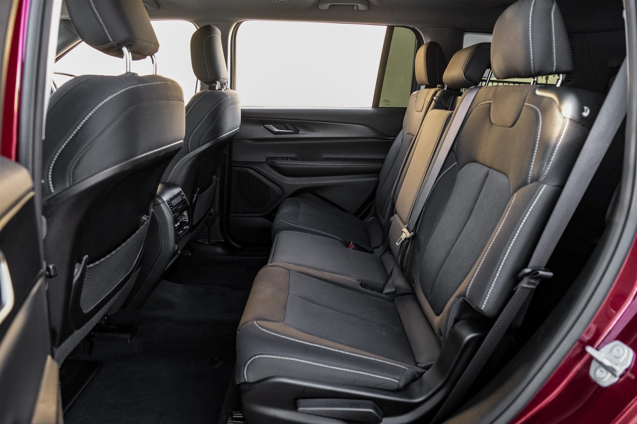 Jeep Grand Cherokee L Vehicle Main Gallery Image 44