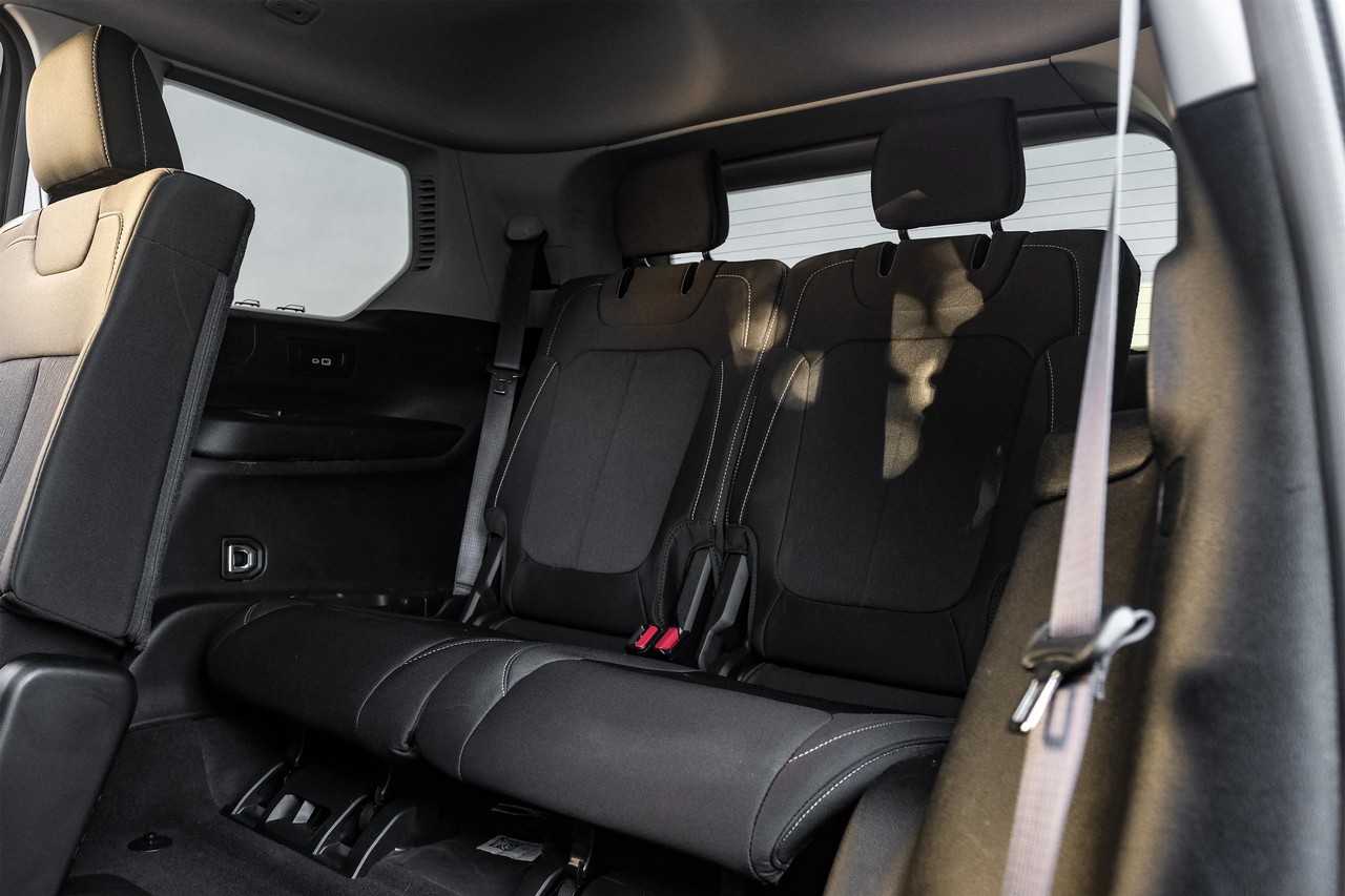 Jeep Grand Cherokee L Vehicle Main Gallery Image 45