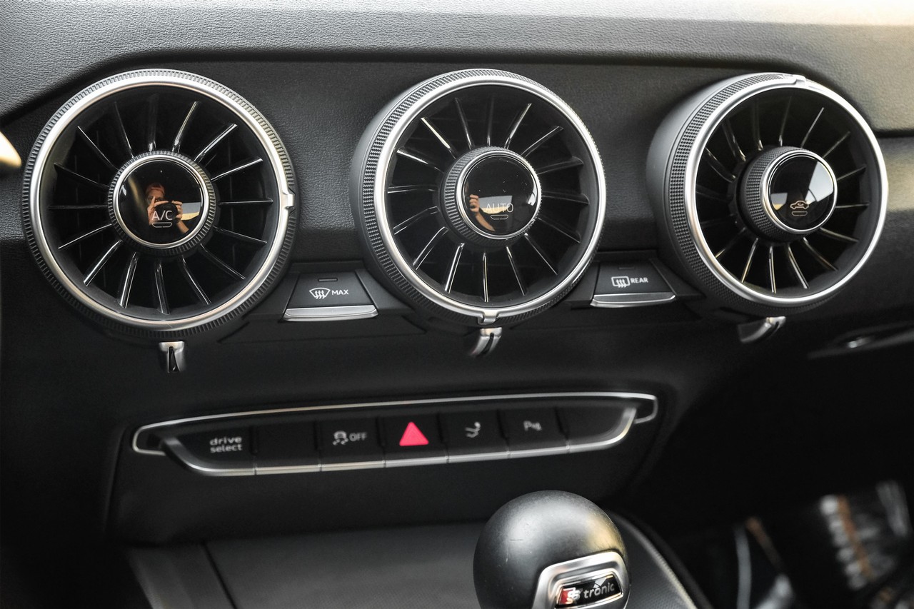 Audi TT Vehicle Main Gallery Image 26