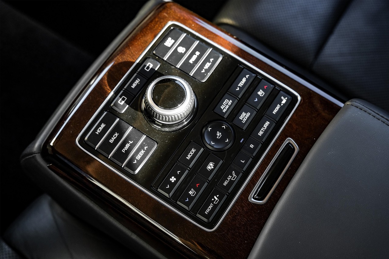 Hyundai Equus Vehicle Main Gallery Image 37