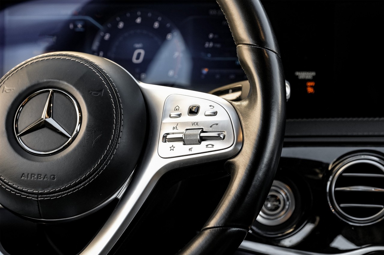 Mercedes-Benz S-Class Vehicle Main Gallery Image 19