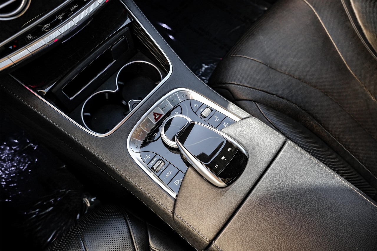 Mercedes-Benz S-Class Vehicle Main Gallery Image 25