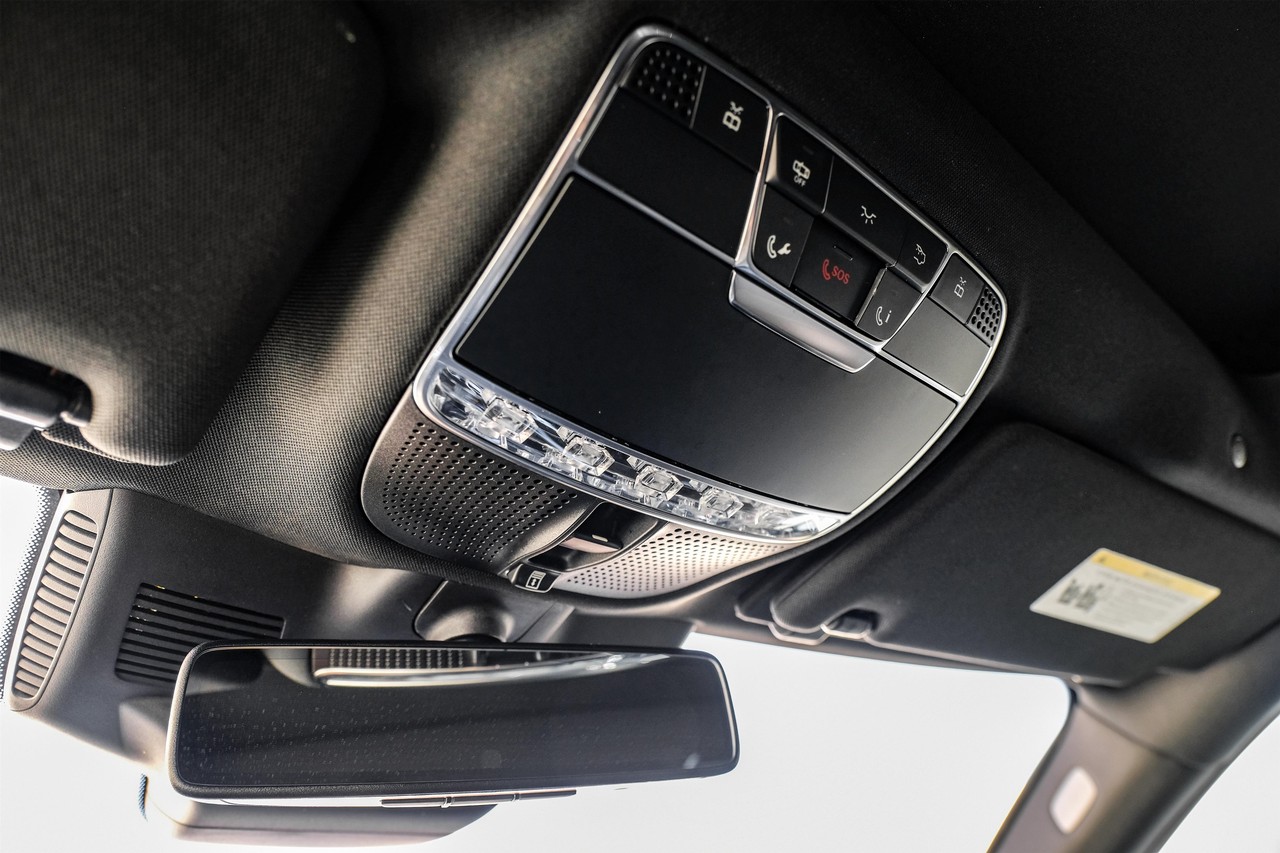 Mercedes-Benz S-Class Vehicle Main Gallery Image 26