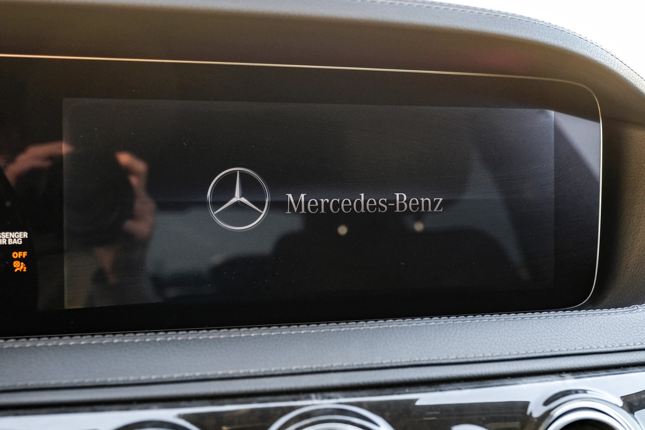 Mercedes-Benz S-Class Vehicle Main Gallery Image 27