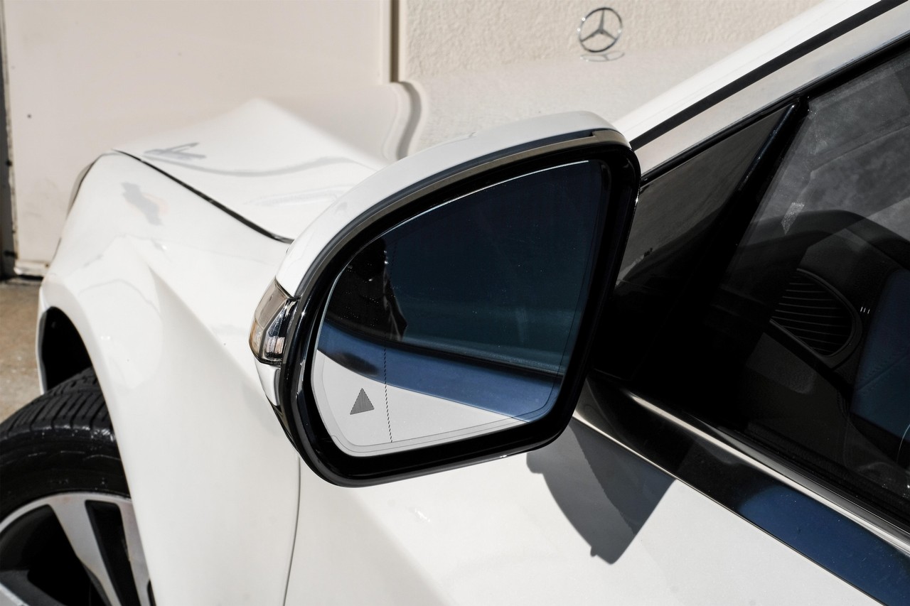 Mercedes-Benz S-Class Vehicle Main Gallery Image 40